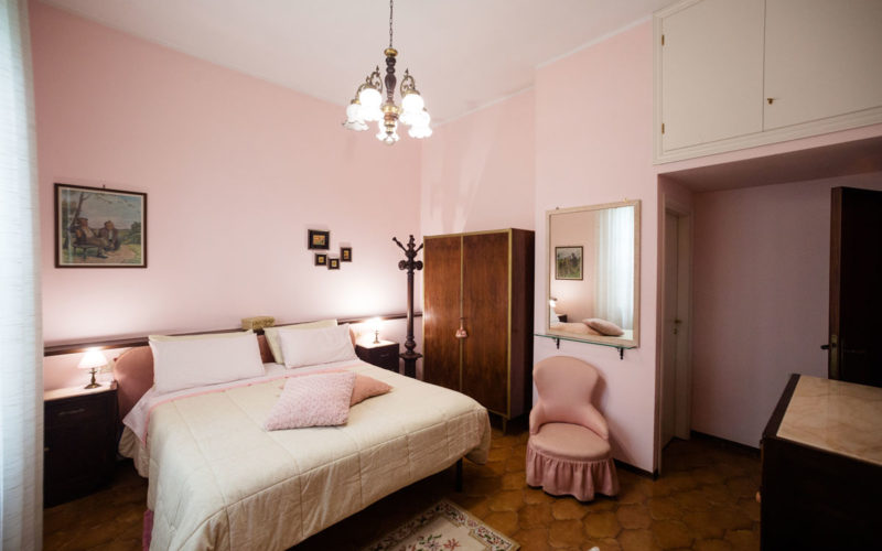 Camera media con dettagli romantici